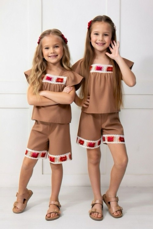 YAKASI VE ŞORT UCU ÖRGÜ ETNİK  DESEN ŞORTLU TAKIM  Bej