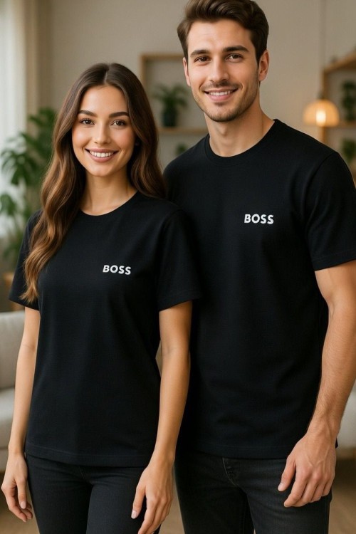 KAMPANYALI UNİSEX FİTİLLİ KENARDA BOSS BEYAZ YAZILI TİŞÖRT  Siyah