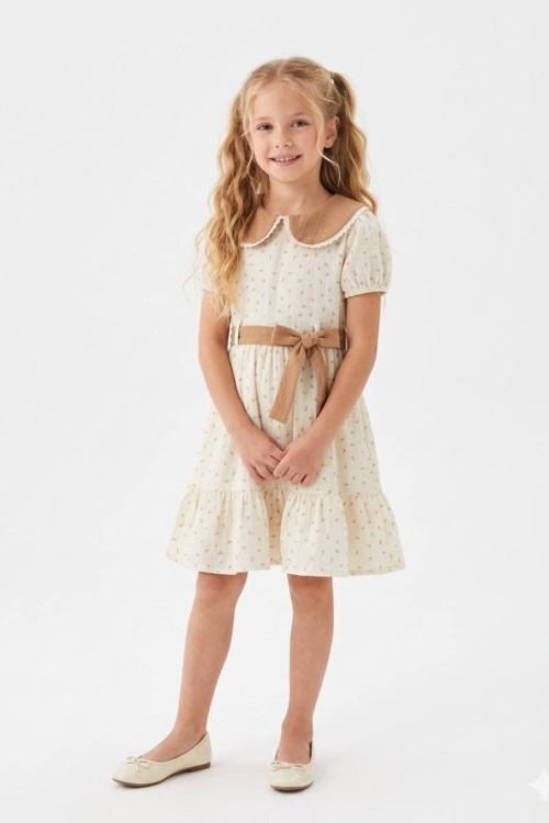 BEBE YAKALI KEMERLİ DESENLİ MÜSLİN ELBİSE  Bej