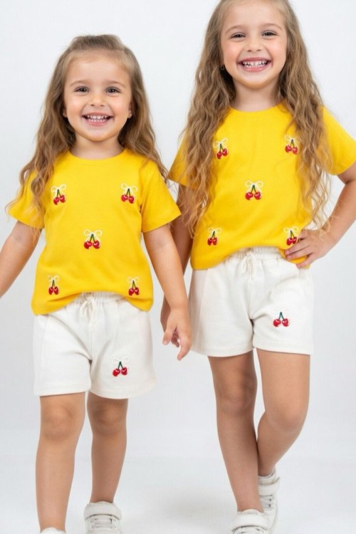 ÜST 5 KİRAZ ALT TEK KİRAZ DESENLİ ŞORTLU TAKIM  Sarı