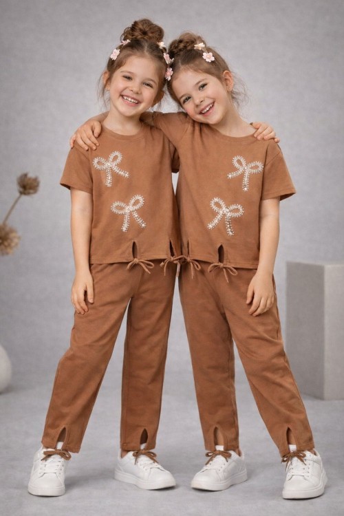 İKİ FİYONKLU TİŞÖRT UCU VE PAÇASI YIRTMAÇLI İPLİ ALT UZUN TAKIM Tarçın