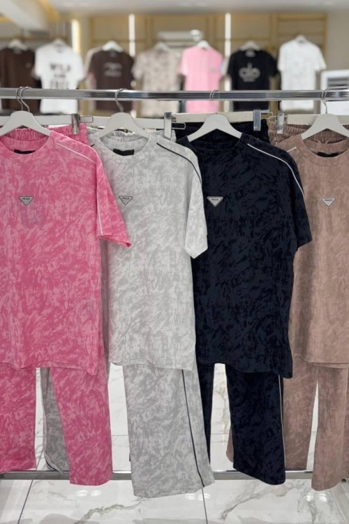 TAŞLI PRADA YAZILI BATİK DESEN KENARI TEK İNCE ŞERİTLİ KISAKOL KADIN EŞOFMAN TAKIMI  Bej