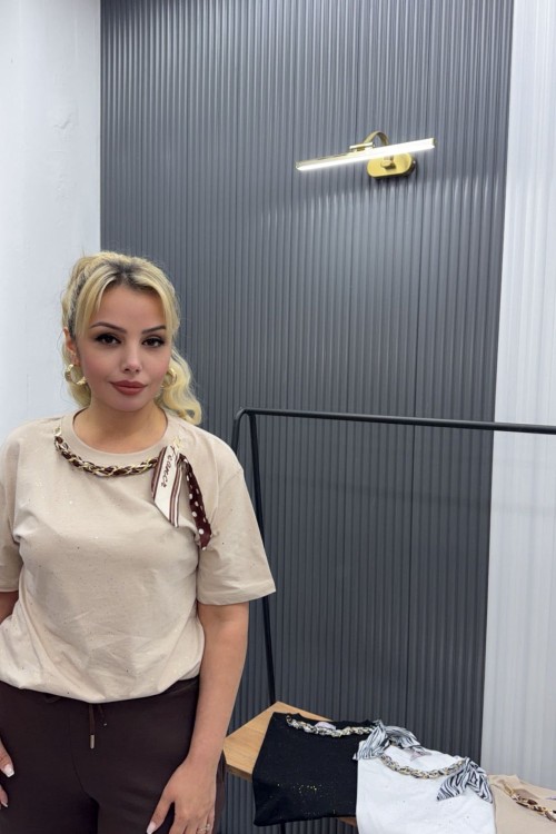 YAKASI FULARLI ZİNCİRLİ TAŞLI KADIN TEK TİŞÖRT  Beyaz