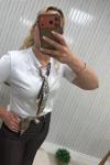 YAKASI İNCİLİ TOKA LEOPAR FLORLU KADIN TİŞÖRT  Beyaz