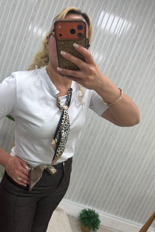 YAKASI İNCİLİ TOKA LEOPAR FLORLU KADIN TİŞÖRT  Beyaz