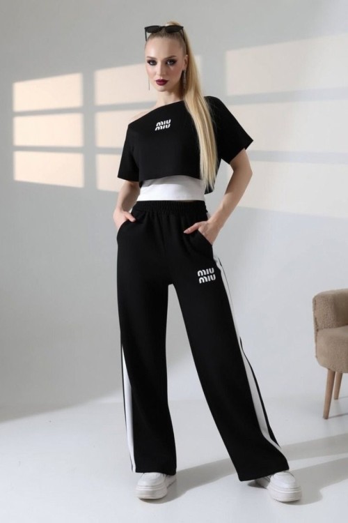 MIU MIU YAZAN KENARI ŞERİTLİ CROPLU EŞOFMAN TAKIMI  Siyah