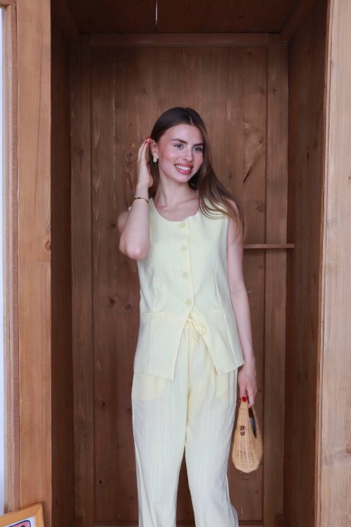 DÜĞMELİ YELEKLI KETEN GÖRÜNÜMLÜ İKİLİ TAKIM  Sarı