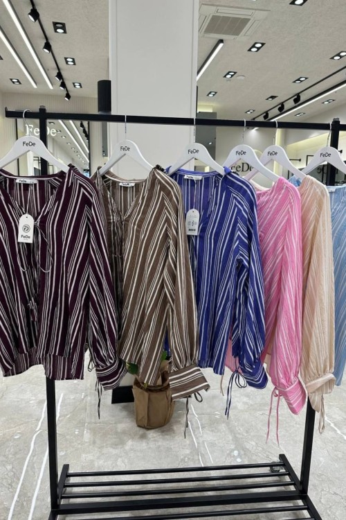 ÇİZGİLİ DÜĞMELİ ÖNÜ VE KOLLARI İPLİ GÖMLEK  Mavi