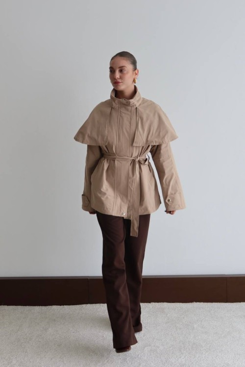 OMZU PELERİN BOYUNLU BEL KEMERLİ TRENÇKOT  Bej