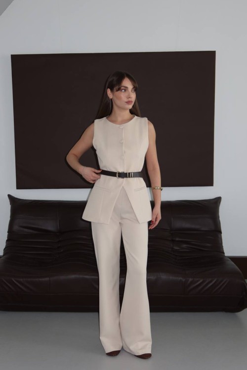 KEMERLİ 4 DÜĞMELİ ALT V KESİM YELEKLİ PANTOLON TAKIM Krem