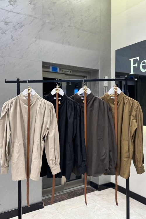 BOYNU DÜĞMELİ KEMERLİ KOLLARI MANŞETLİ KISA TRENÇKOT  Siyah